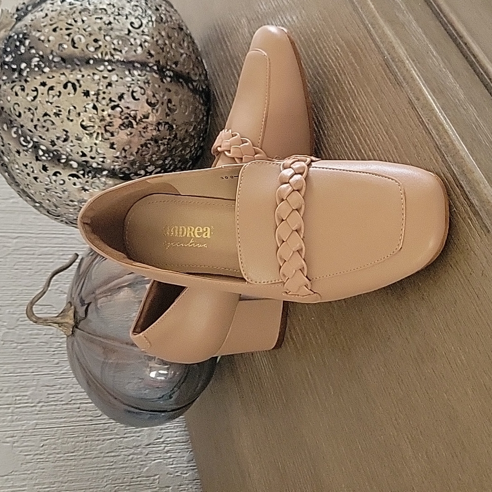 New beige women's shoes size 8.5